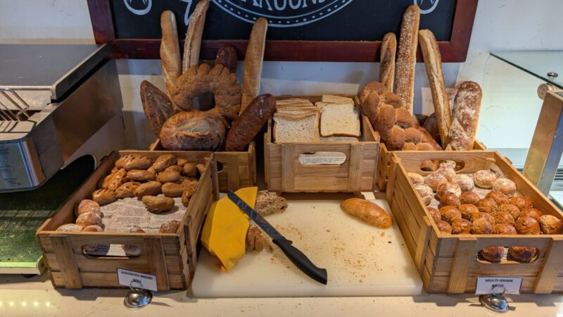 フィジー マリオット リゾート モミベイ、オーバーウォーターブレ、202506、朝食ブッフェ、Goji Kitchen&Bar、パン