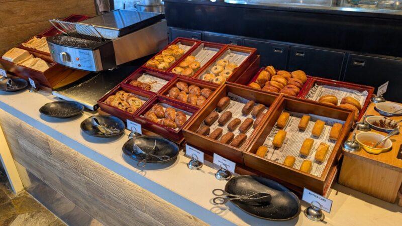 フィジー マリオット リゾート モミベイ、オーバーウォーターブレ、202506、朝食ブッフェ、Goji Kitchen&Bar、パン