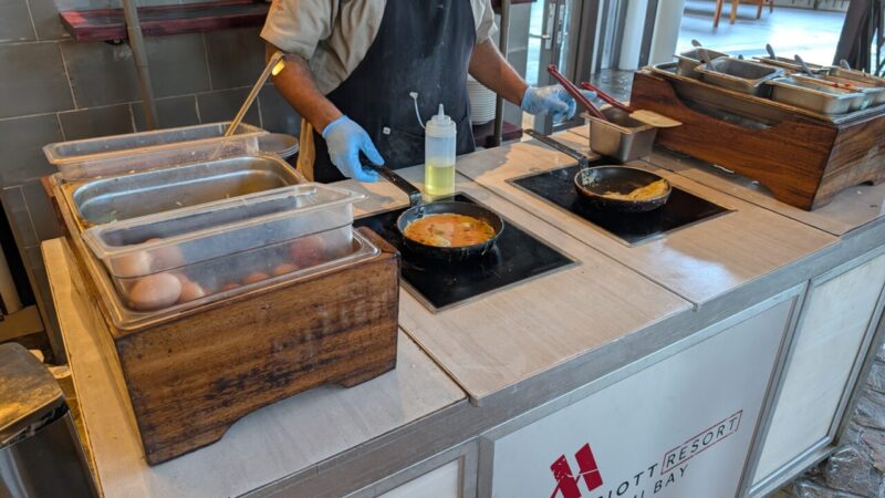 フィジー マリオット リゾート モミベイ、オーバーウォーターブレ、202506、朝食ブッフェ、Goji Kitchen&Bar、エッグステーション