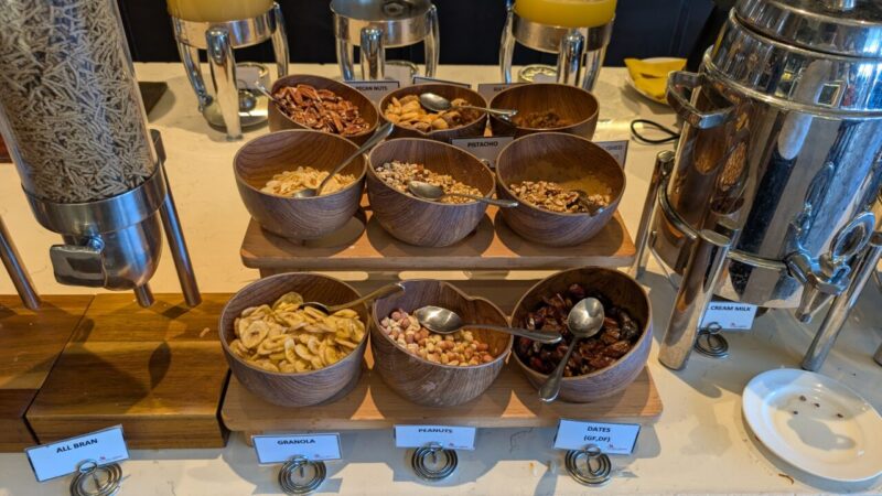 フィジー マリオット リゾート モミベイ、オーバーウォーターブレ、202506、朝食ブッフェ、Goji Kitchen&Bar、ナッツ＆ドライフルーツ